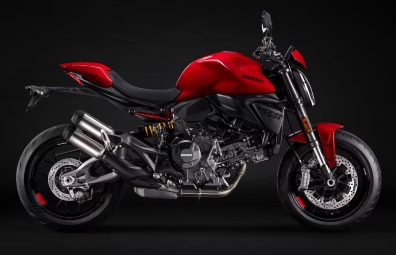 <div class='descrGalleryTitle'>1.	Ducati Monster</div><div class='descrGalleryText'><p>Attorno alla nuova <b>piattaforma V2 da 890 cc,</b> dopo la Multistrada, dopo la Panigale e dopo la Streetfighter, ecco il <b><a href="https://www.dueruote.it/news/moto-scooter/2025/10/23/monster-2026-ducati-presenta-la-quinta-generazione-del-mito-di-borgo-panigale/">Monster</a></b>, che per il 2026 si chiamerà solo Ducati Monster, senza numeri a indicare la cilindrata o altro. È la <b>quinta generazione</b> del mostro di Borgo Panigale, e porta in dote tutte le qualità già mostrate sui modelli appena menzionati. Tutto nasce appunto attorno al nuovo V2, che <b>perde la distribuzione desmo</b> ma guadagna la fasatura variabile. Ci sono 111 cavalli a 9.000 giri, 91 Nm a 7.250 e più del 70% della coppia massima è disponibile già a 3.000 giri. Non solo: si tratta del <b>bicilindrico più leggero mai prodotto</b> da Ducati, con un valore di 54 kg. Ciclisticamente, il motore è elemento strutturale, mentre fissato al cilindro verticale sta un telaietto in alluminio cui è ancorato tutto l’avantreno; quello posteriore è invece una struttura mista traliccio in acciaio e fibra di vetro. Le sospensioni sono Showa, i freni Brembo con pinze M4.32 e il <b>peso è di 175 kg</b> senza benzina.</p>
</div>